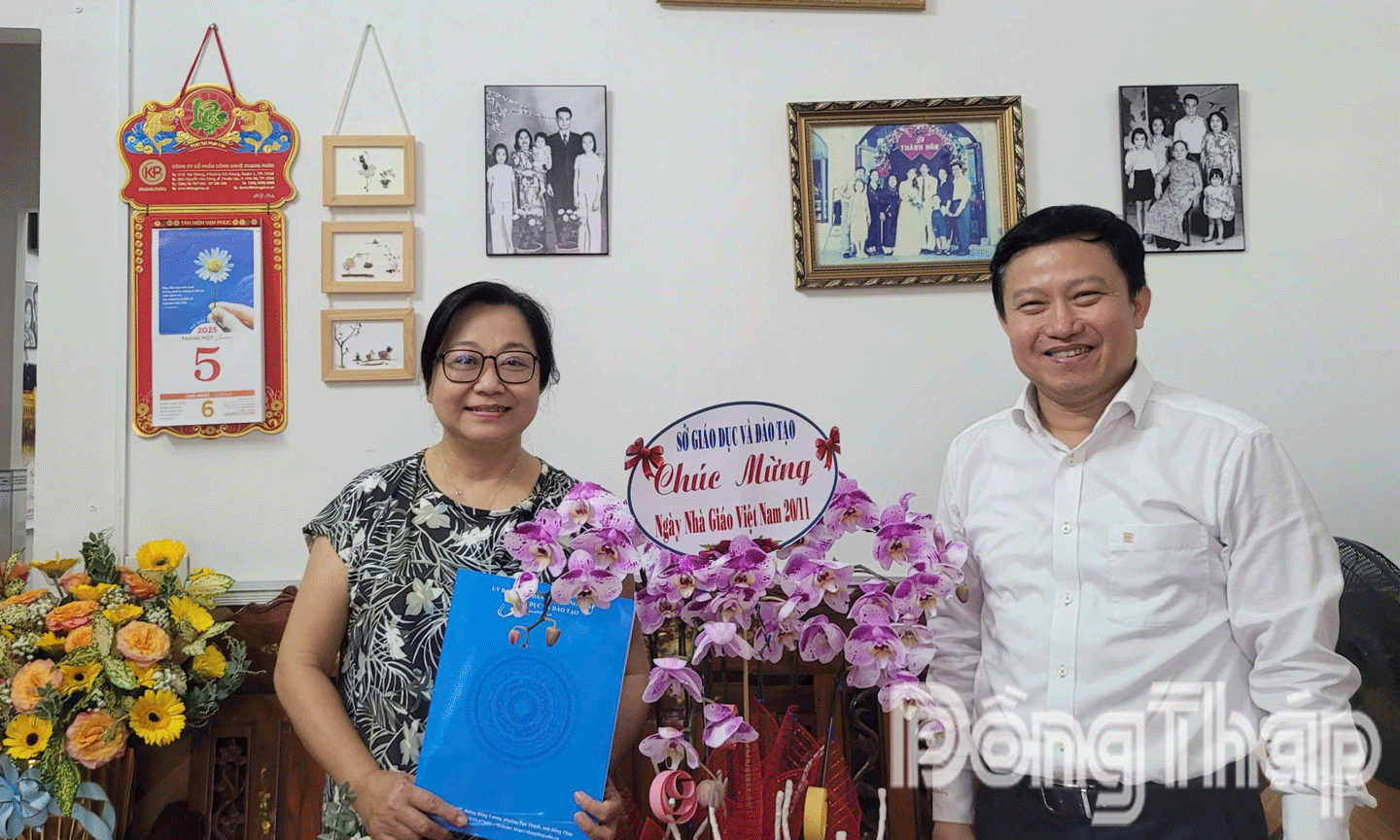 Tiến sĩ Lê Quang Trí, Giám đốc Sở Giáo dục và Đào tạo tỉnh Đồng Tháp thăm chúc mừng ngày Nhà giáo Việt Nam đối với cô Nguyễn Thúy Hà, nguyên Giám đốc Sở Giáo dục và Đào tạo tỉnh Đồng Tháp (cũ) 