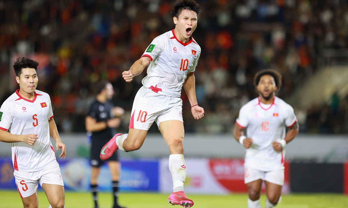 Ảnh 1: Tuấn Hải là điểm sáng lớn nhất trong chiến thắng trước Lào