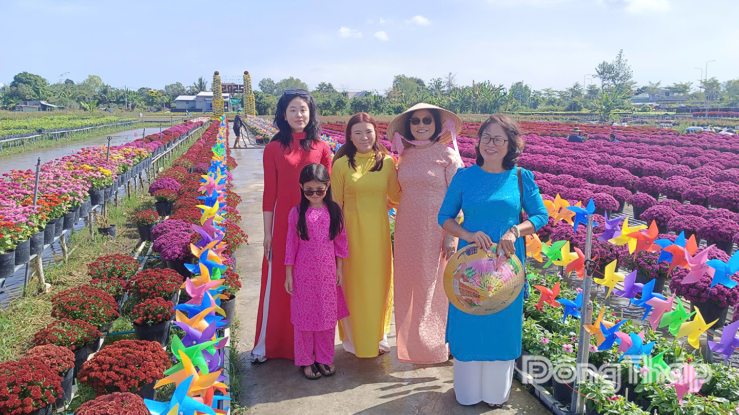 Khách du lịch đến tham quan Làng hoa Sa Đéc (phường Sa Đéc).