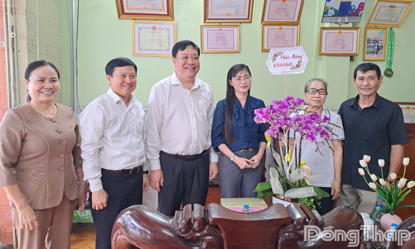 Chủ tịch UBND tỉnh Phạm Thành Ngại đến thăm, chúc mừng nhà giáo ưu tú Nguyễn Hoàng Phương Thảo.