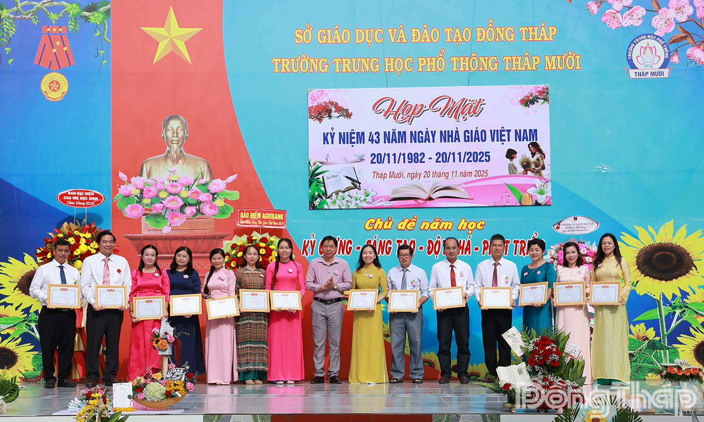 Giáo viên Trường THPT Tháp Mười nhận danh hiệu Chiến sĩ thi đua cơ sở.