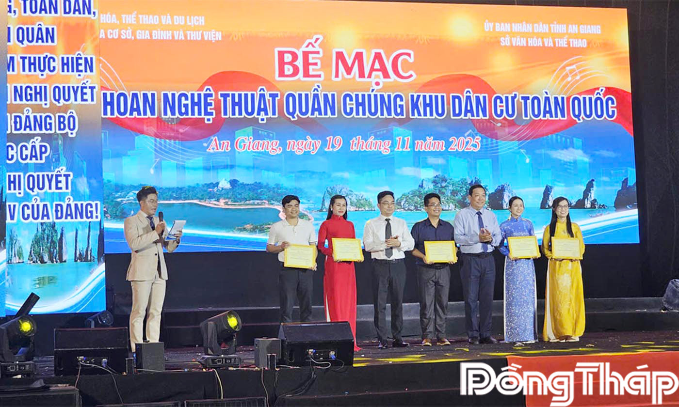 Đoàn Nghệ thuật quần chúng tỉnh Đồng Tháp (thứ 2 từ phải sang) nhận giải A phần thi “Hành trình tỏa sáng - Kết nối văn hóa khu dân cư” 