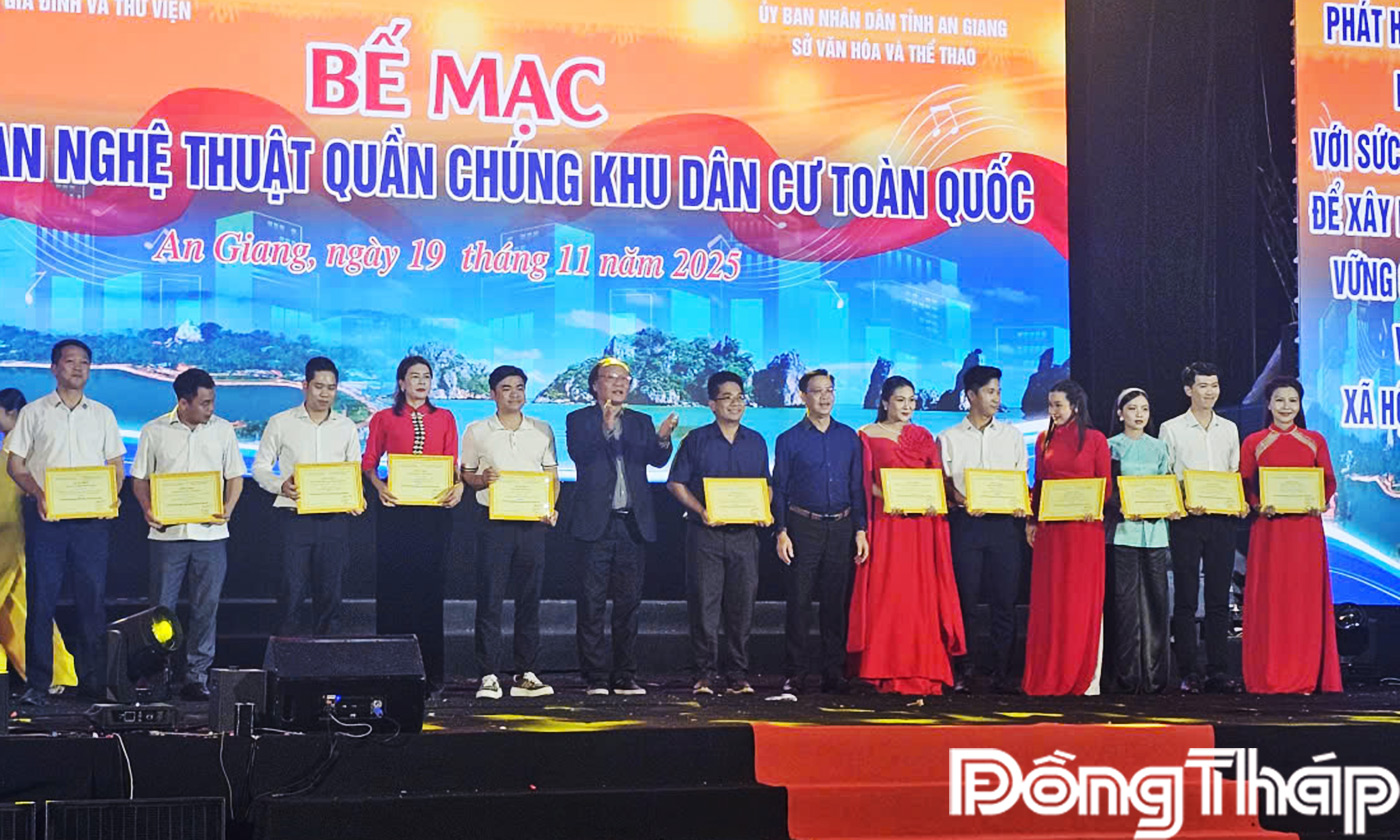 Đoàn Nghệ thuật quần chúng tỉnh Đồng Tháp (thứ 2 từ phải sang) nhận giải A phần thi “Hành trình tỏa sáng - Kết nối văn hóa khu dân cư” 