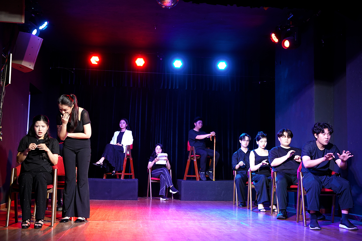 Nghệ sĩ Hàn Quốc và các diễn viên trẻ TPHCM biểu diễn vở kịch “Romeo and Juliet” thời hiện đại. Ảnh: THÚY BÌNH