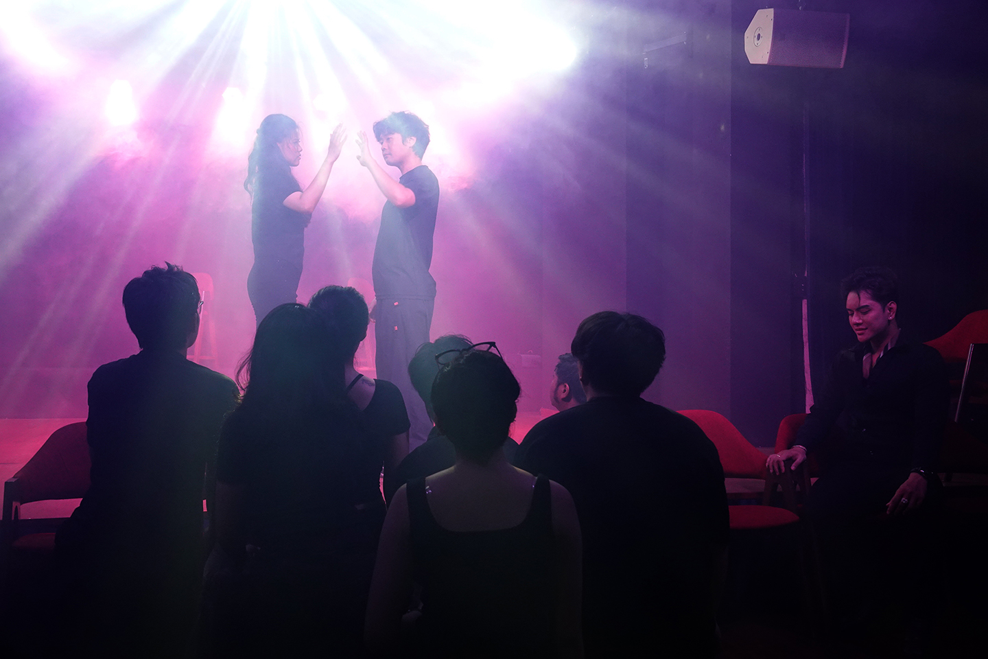 Sức mạnh của tình yêu trong sáng và cái kết đẹp của câu chuyện tình thời hiện đại gửi đi thông điệp sống vị tha, nhân ái, ngợi ca tính nhân sinh luôn ẩn chứa trong mỗi trái tim con người. Ảnh: THÚY BÌNH