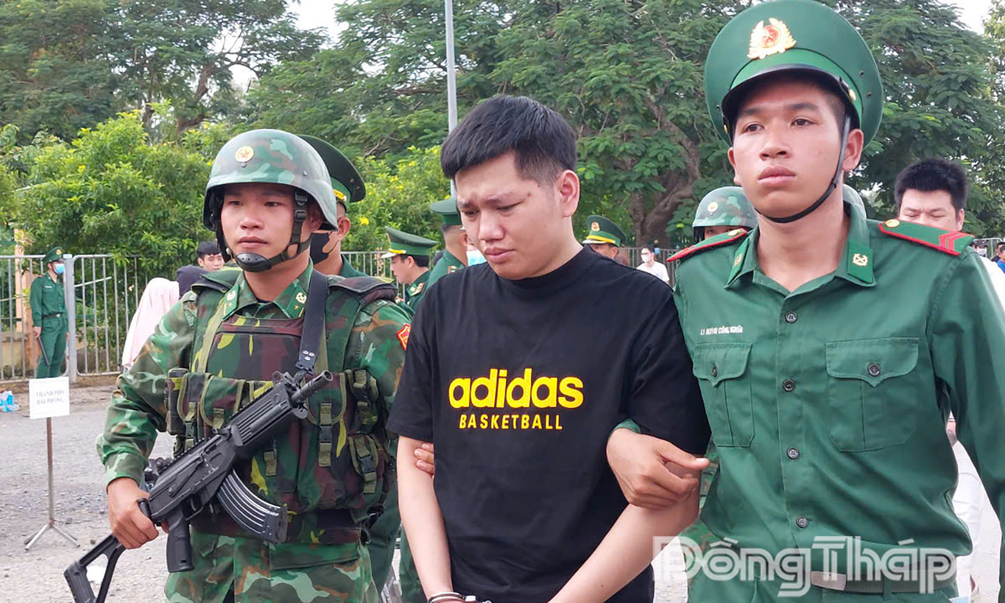 1 trong 2 đối tượng bị truy nã.