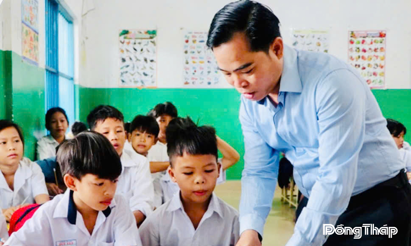 Thầy Nguyễn Văn Hào hướng dẫn học sinh học tiếng Việt.