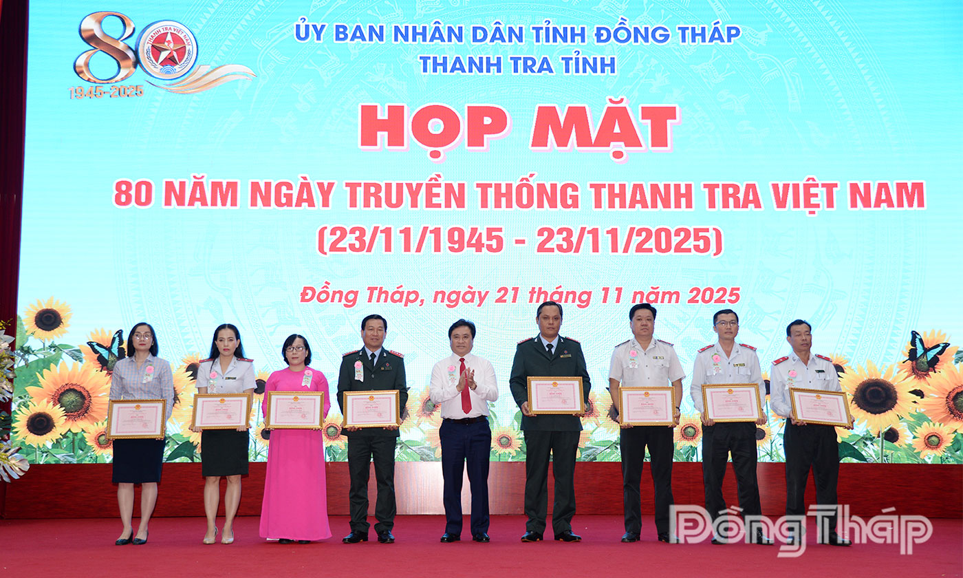 Lãnh đạo UBND tỉnh trao tặng Bằng khen của Chủ tịch UBND tỉnh cho các cá nhân.