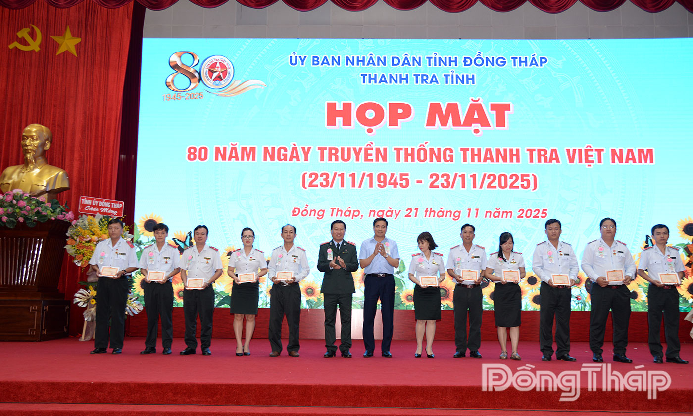 Trao Kỷ niệm chương Vì sự nghiệp Thanh tra cho các cá nhân.