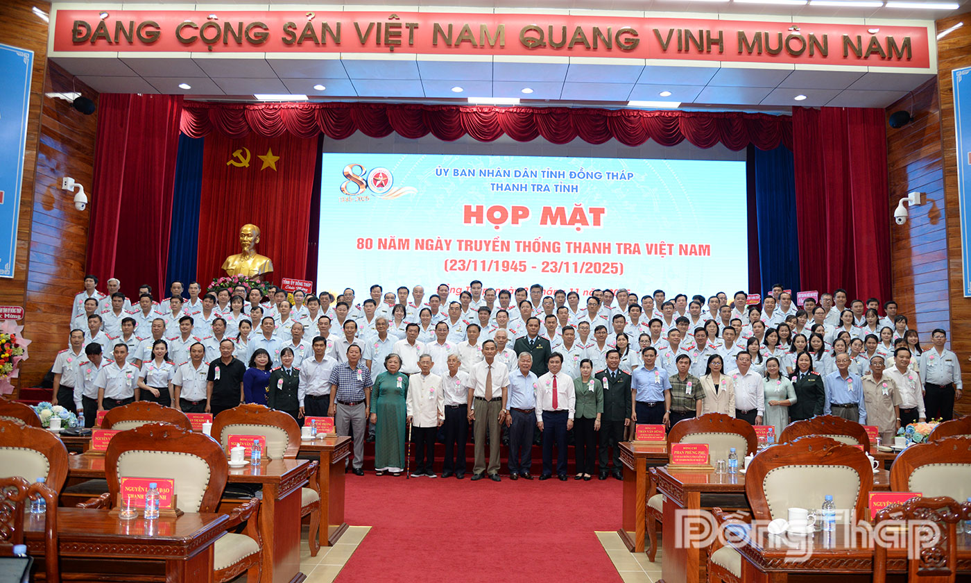 Các đại biểu chụp ảnh lưu niệm.