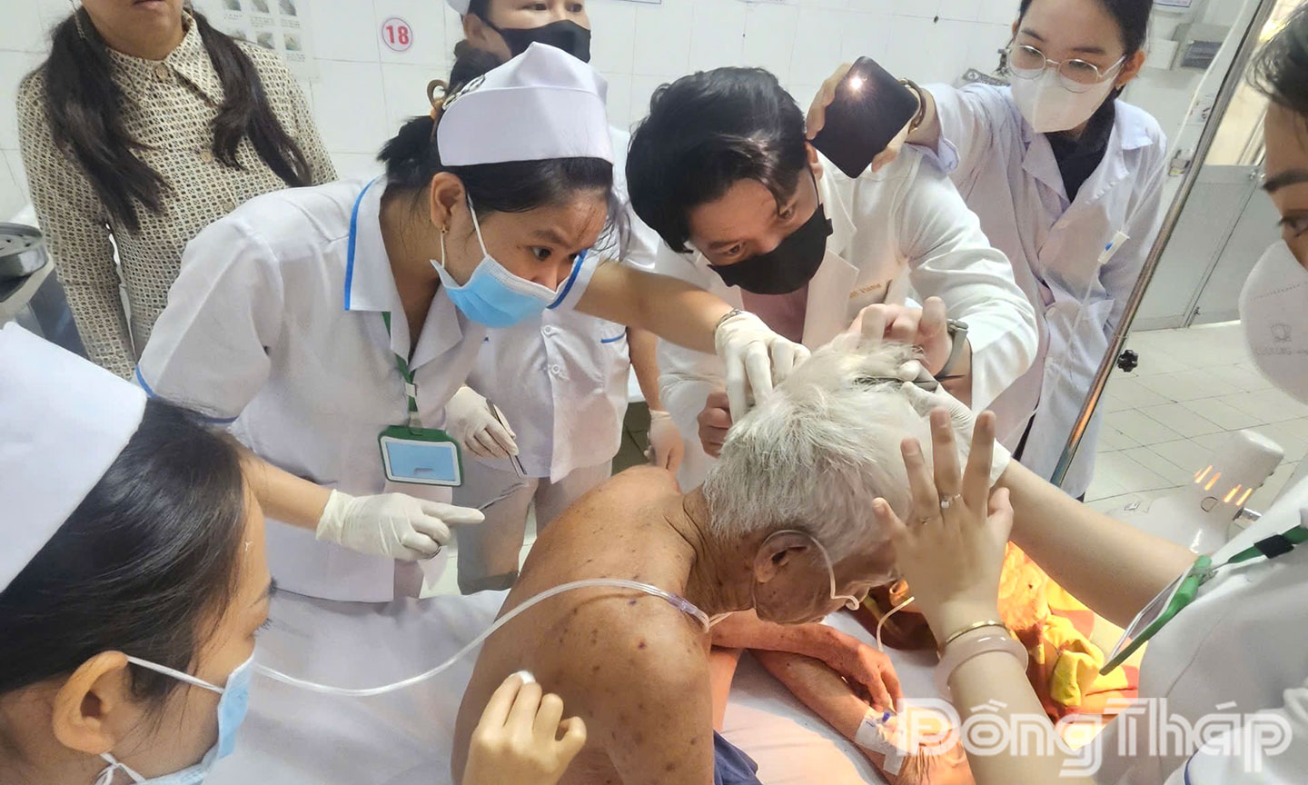 Các y bác sĩ nhổ kim từ người đàn ông.