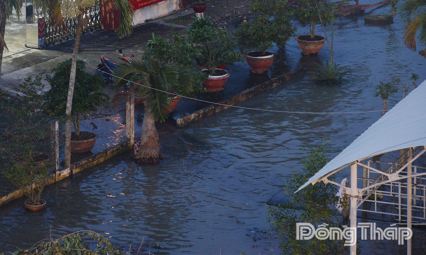 Tuyến đường cặp rạch Vàm Kỳ Hôn bị ngập sâu.