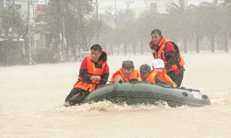 Những cuộc giải cứu trong biển nước miền Trung