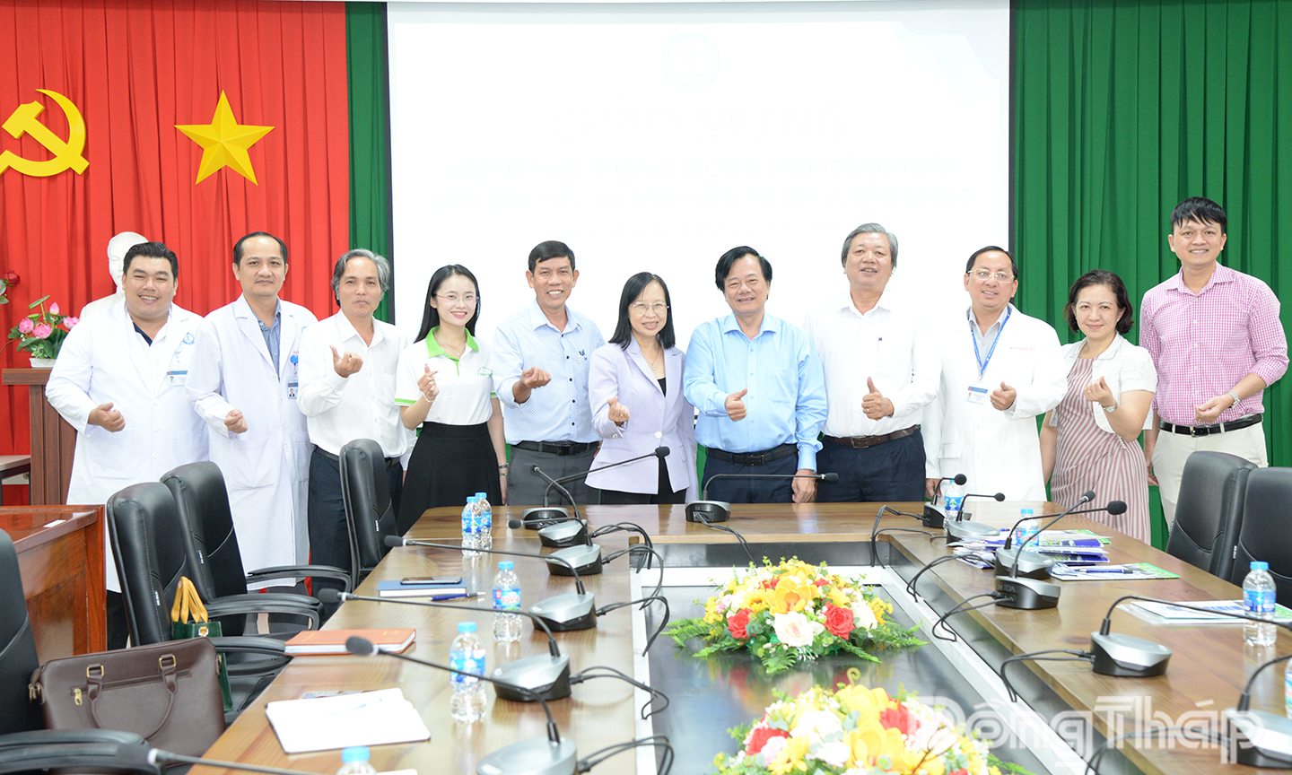 Lãnh đạo 2 đơn vị chụp ảnh lưu niệm và cùng thống nhất công tác tuyên truyền.