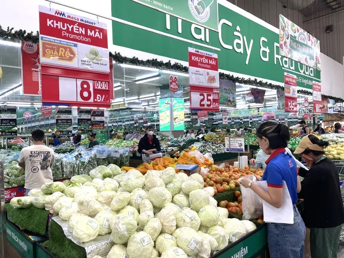 Khách mua hàng tại hệ thống MM Mega Market trên địa bàn TPHCM. Ảnh: HÂN GIA
