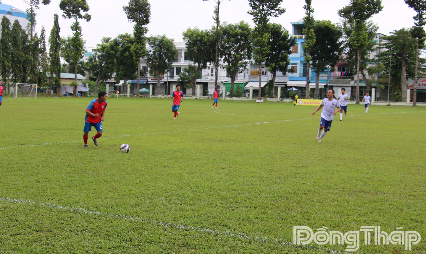 Sôi nổi trận thi đấu giải giữa phường Hồng Ngự và xã Hòa Long. 