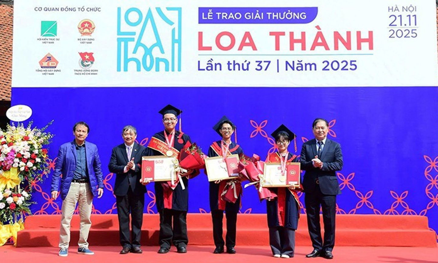 First prize winners honoured at the ceremony.