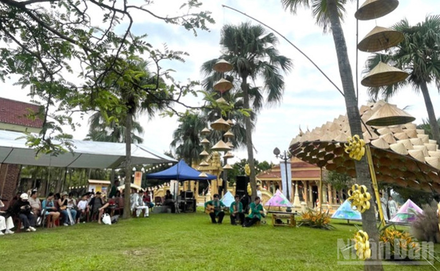 Du khách hào hứng xem biểu diễn nghệ thuật.