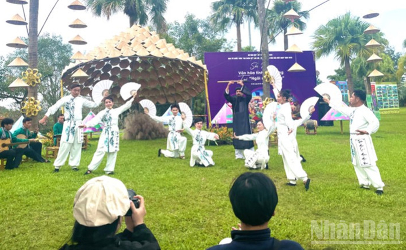 Diễn xướng tiết mục nghệ thuật dân gian phục vụ khán giả.
