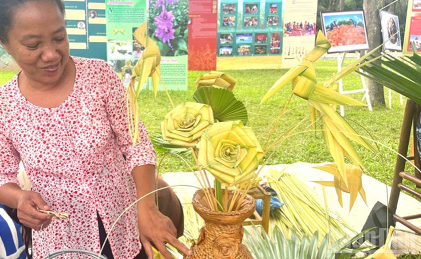 Nghệ nhân giới thiệu sản phẩm thủ công của nghề thắt lá dừa.