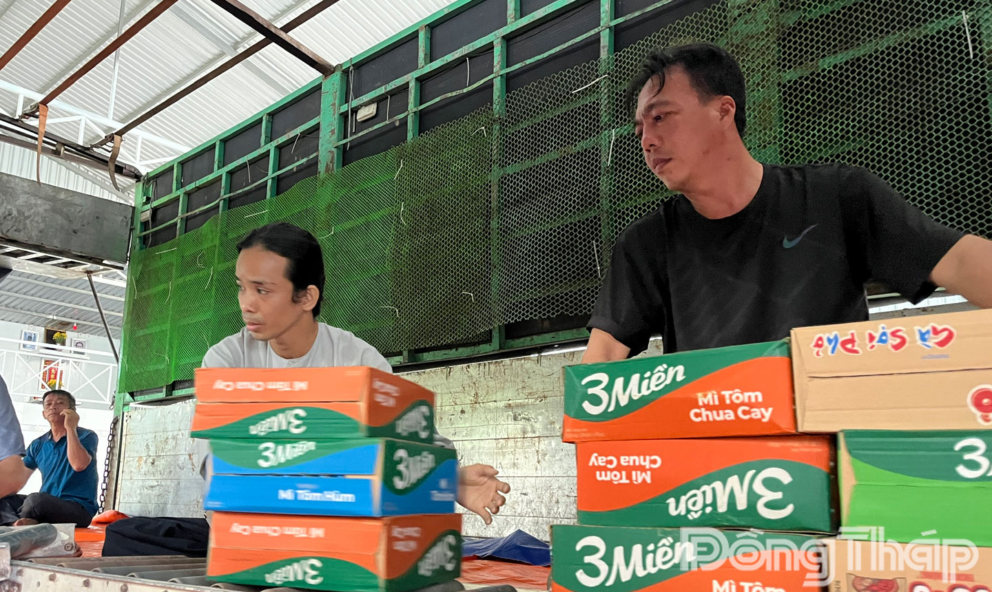 Các thành viên Câu lạc bộ thiện nguyện Lai Vung chuẩn bị hàng hóa hỗ trợ đồng bào lũ lụt miền Trung.