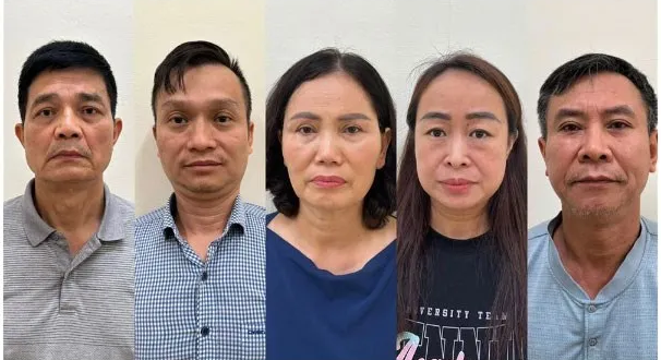 Nguyên Cục trưởng Cục An toàn thực phẩm Nguyễn Thanh Phong (ngoài cùng bên trái) và các bị can đã bị khởi tố trong vụ án xảy ra ở Cục An toàn thực phẩm (Bộ Y tế). Ảnh: BỘ CÔNG AN