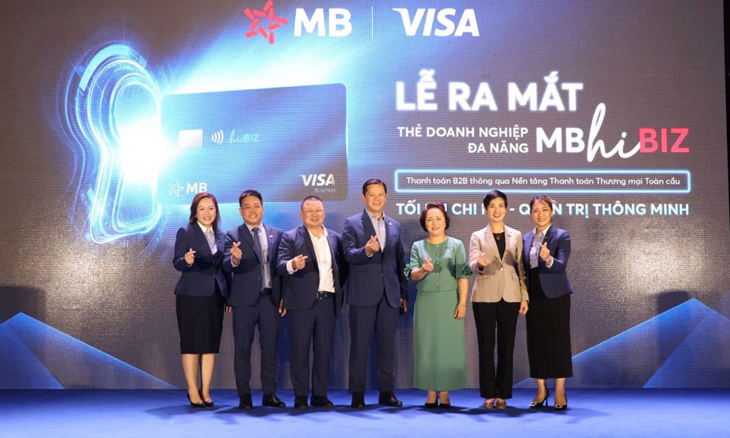 Đại diện MB, VISA chụp ảnh tại sự kiện.