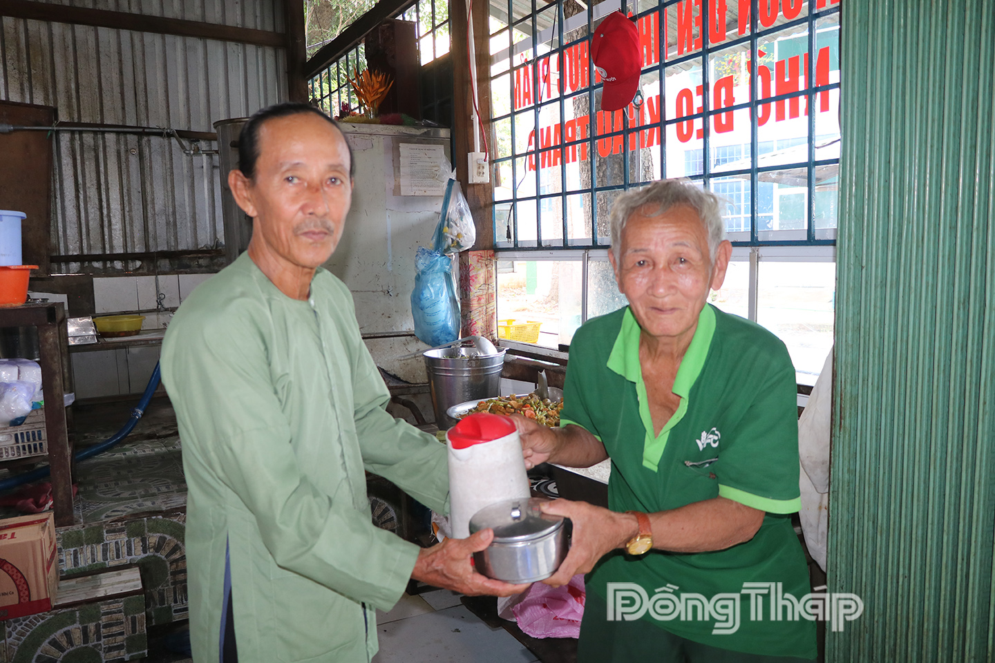 Ông Phạm Văn Tài, Trưởng Ban điều hành bếp cơm của Tổ từ thiện cơm, cháo, nước phát cơm cho người dân.