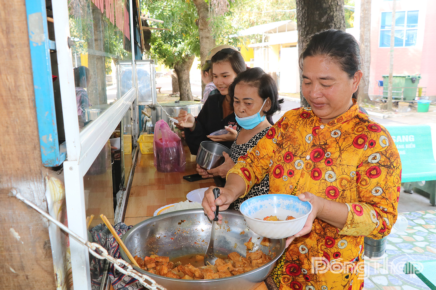 Người dân đến nhận cơm và đồ ăn miễn phí tại bếp cơm của Tổ từ thiện cơm, cháo, nước.