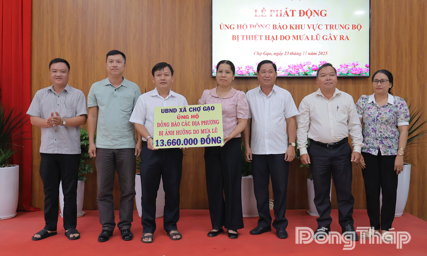 Các cơ quan, đơn vị trên trao bảng tượng trưng đóng góp.