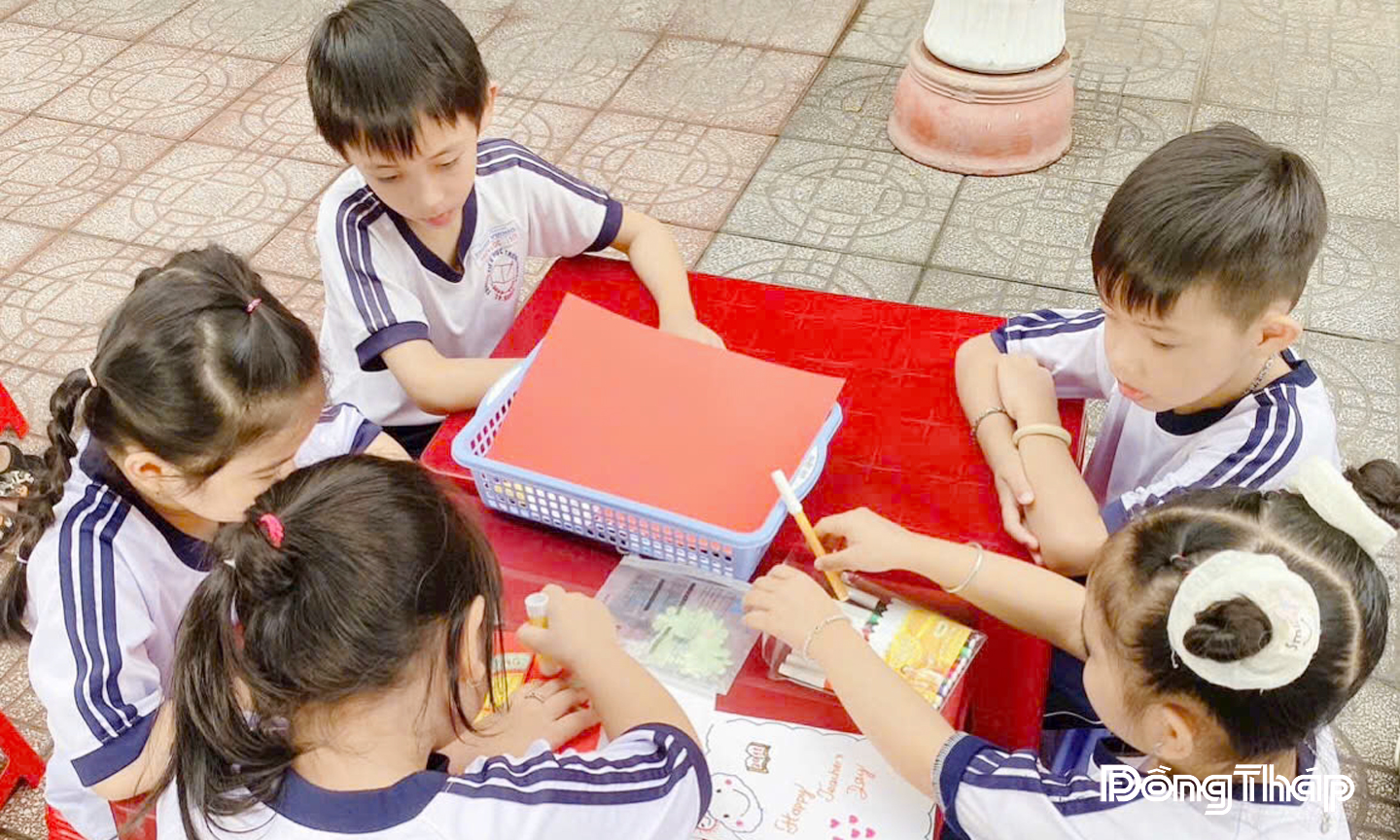 Học sinh Trường Tiểu học Trưng Vương (phường Sa Đéc) tham gia hoạt động trải nghiệm làm thiệp tri ân thầy, cô giáo.