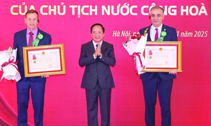 Trưởng ban Tuyên giáo và Dân vận Trung ương Trịnh Văn Quyết tặng Huân chương Hữu nghị cho Hiệp hội Chữ thập đỏ và Trăng lưỡi liềm đỏ quốc tế, Ủy ban Chữ thập đỏ quốc tế.