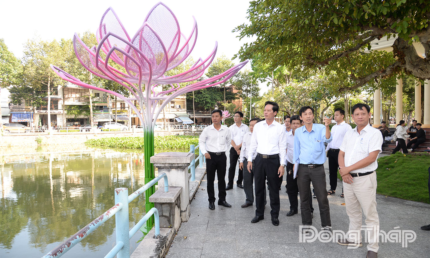 Đồng chí Nguyễn Thành Diệu khảo sát Dự án Phố đi bộ tại công viên Tết Mậu Thân.