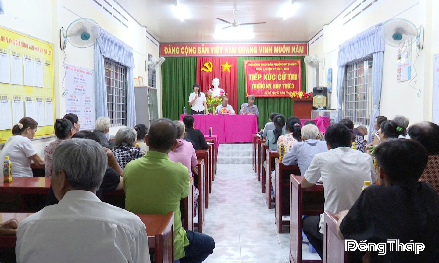 Lãnh đạo phường Mỹ Phong tiếp xúc cử tri, lắng nghe tâm tư, nguyện vọng và kịp thời tháo gỡ những khó khăn, vướng mắc của người dân. Nguồn: Đảng ủy phường Mỹ Phong cung cấp. 