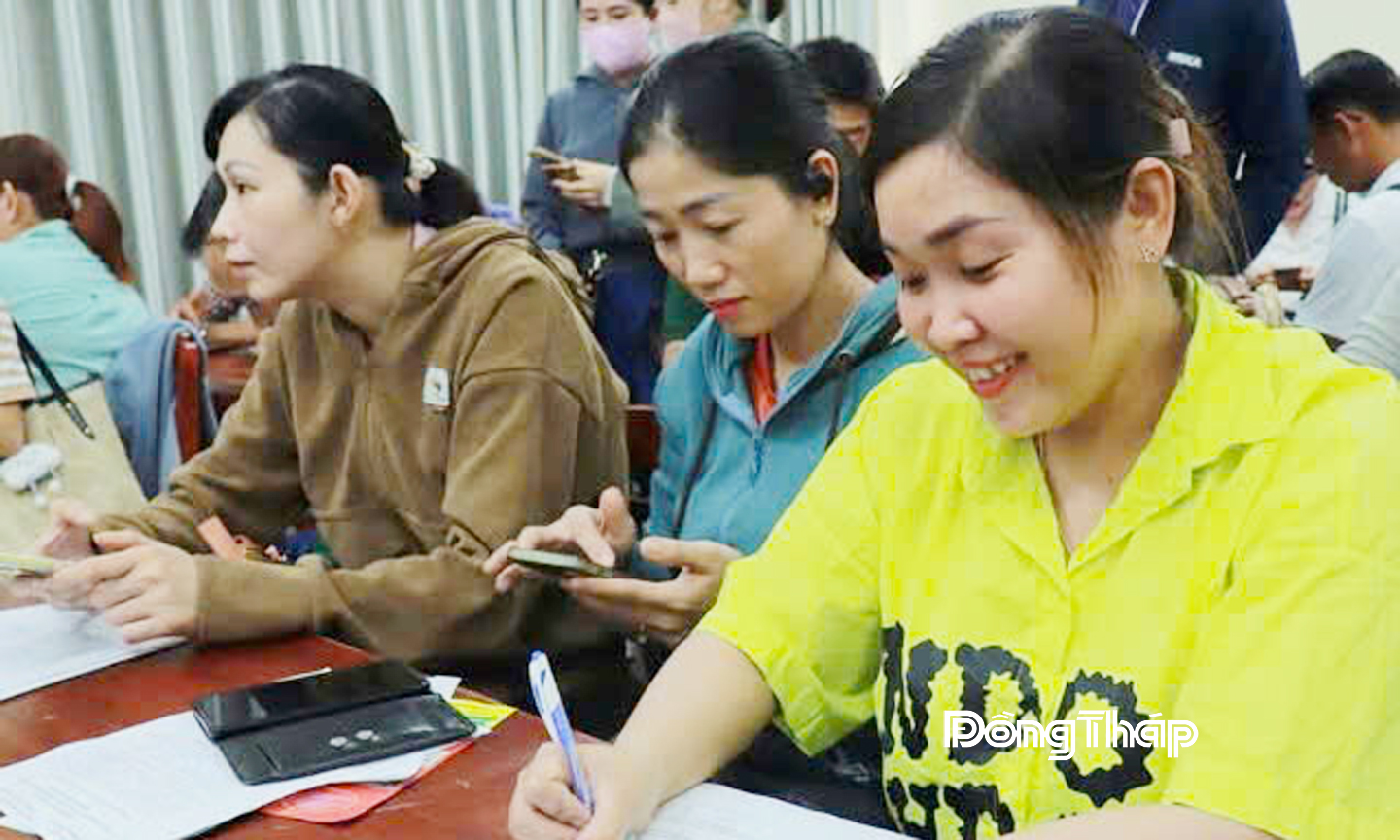 Người lao động đăng ký đi làm việc có thời hạn ở nước ngoài tại phiên Giao dịch việc làm.