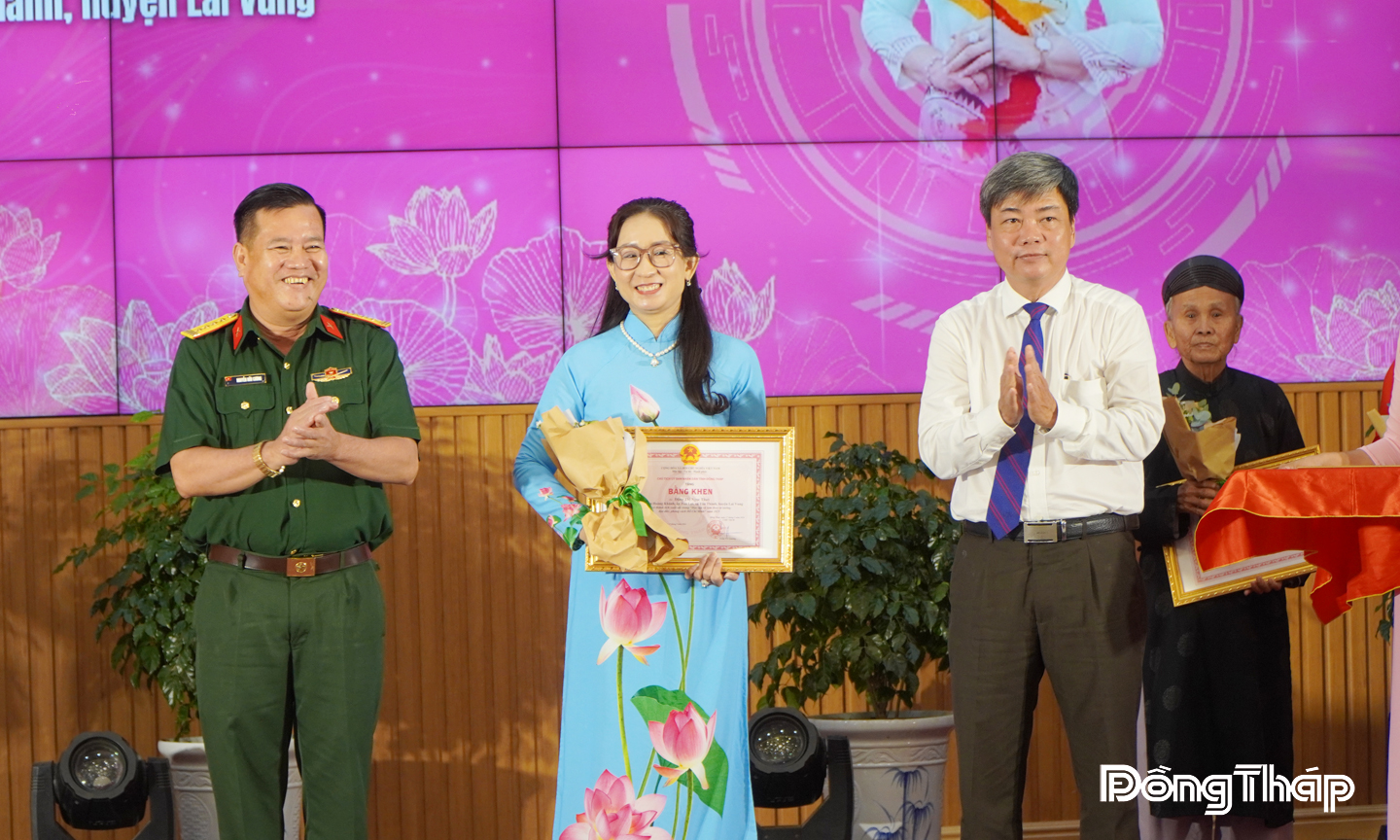 Chị Đặng Thị Ngọc Thùy nhận thành tích xuất sắc trong các phong trào thi đua yêu nước giai đoạn 2020 - 2025 trên địa bàn tỉnh Đồng Tháp. 