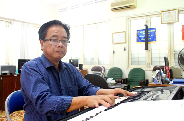 Nhạc sĩ Đức Phú tên thật Chung Hữu Phú, Phó Giám đốc Trung tâm Văn hóa tỉnh Đồng Tháp.