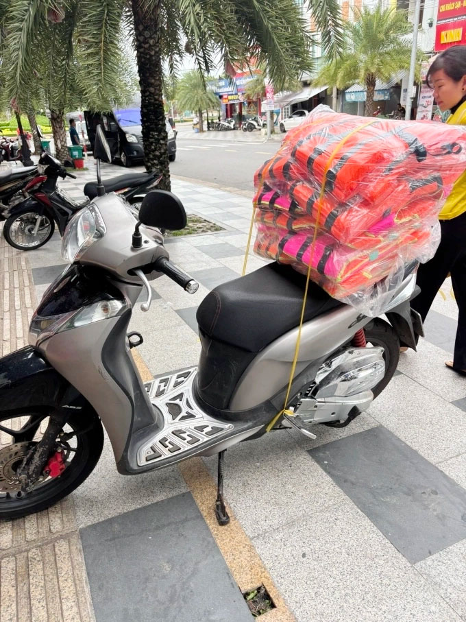 Chị Phượng mua 8 áo phao cho gia đình, hôm 20/11. Ảnh: Nhân vật cung cấp