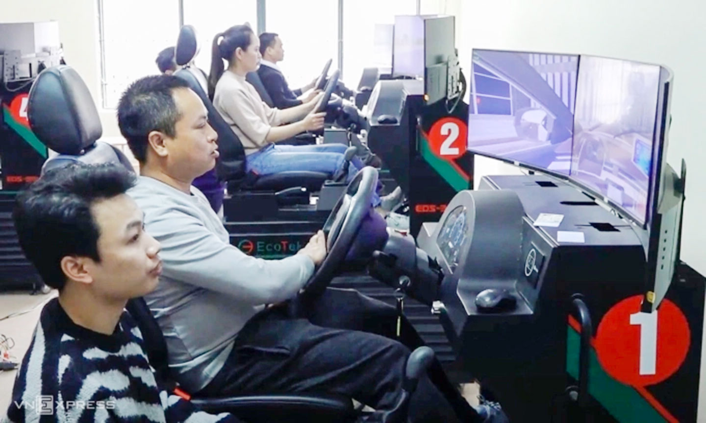 Học viên học lái xe tại một trung tâm đào tạo ở Hà Nội. Ảnh: Lộc Chung