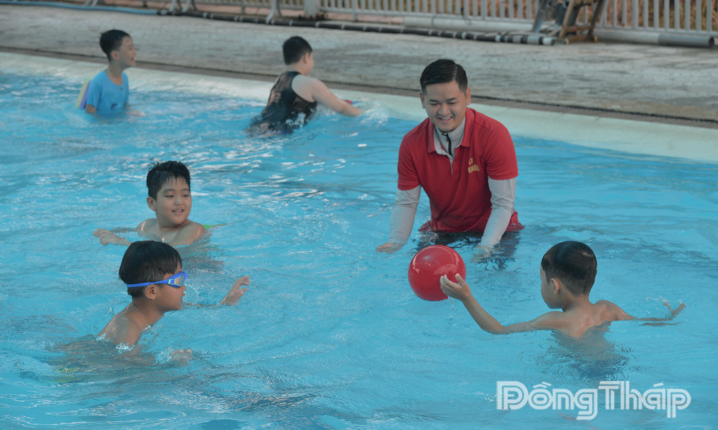 Dạy bơi cho trẻ khuyết tật cần sự kiên nhẫn, linh hoạt và thấu hiểu.
