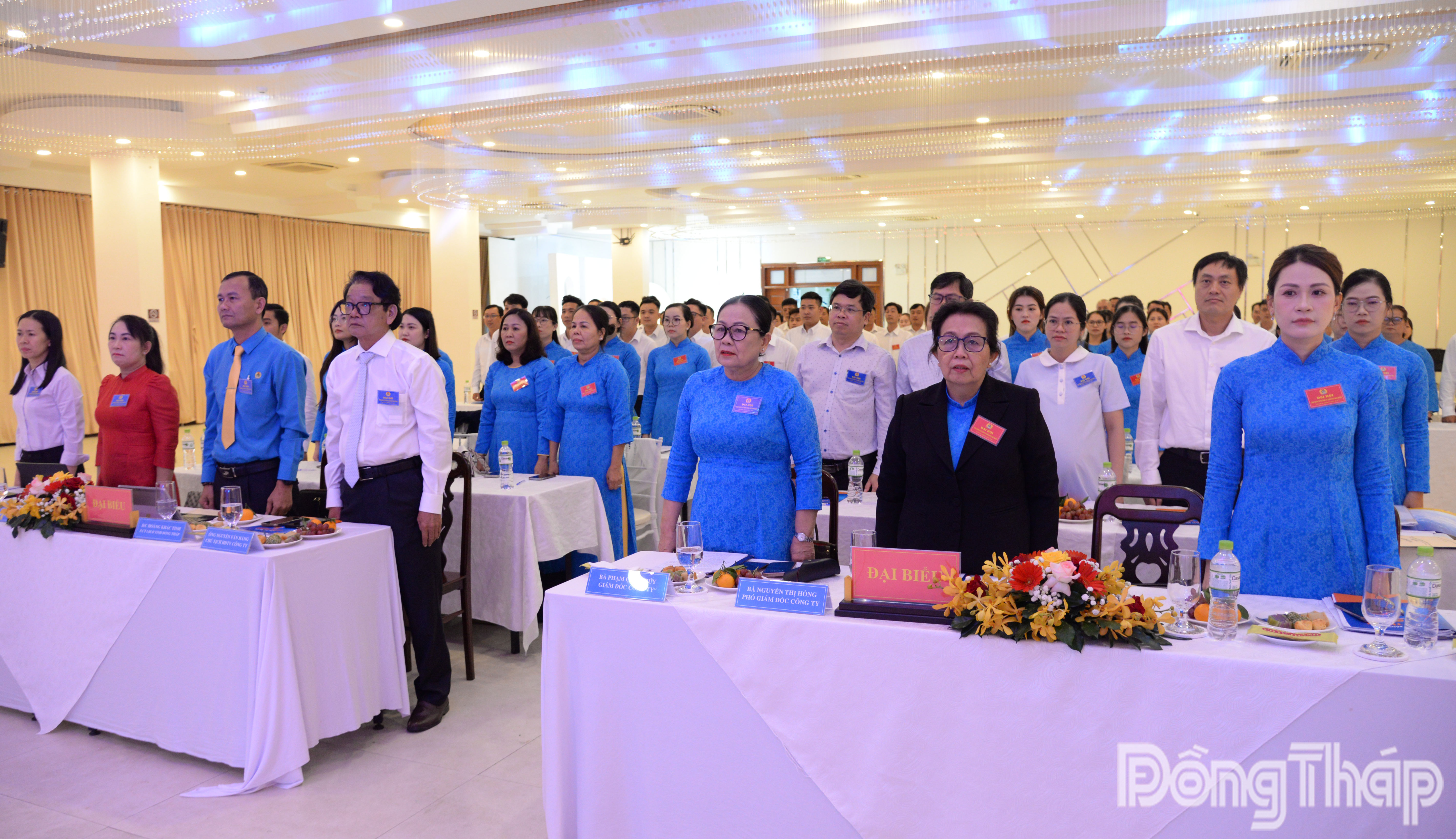 Các đại biểu thực hiện nghi thức chào cờ.