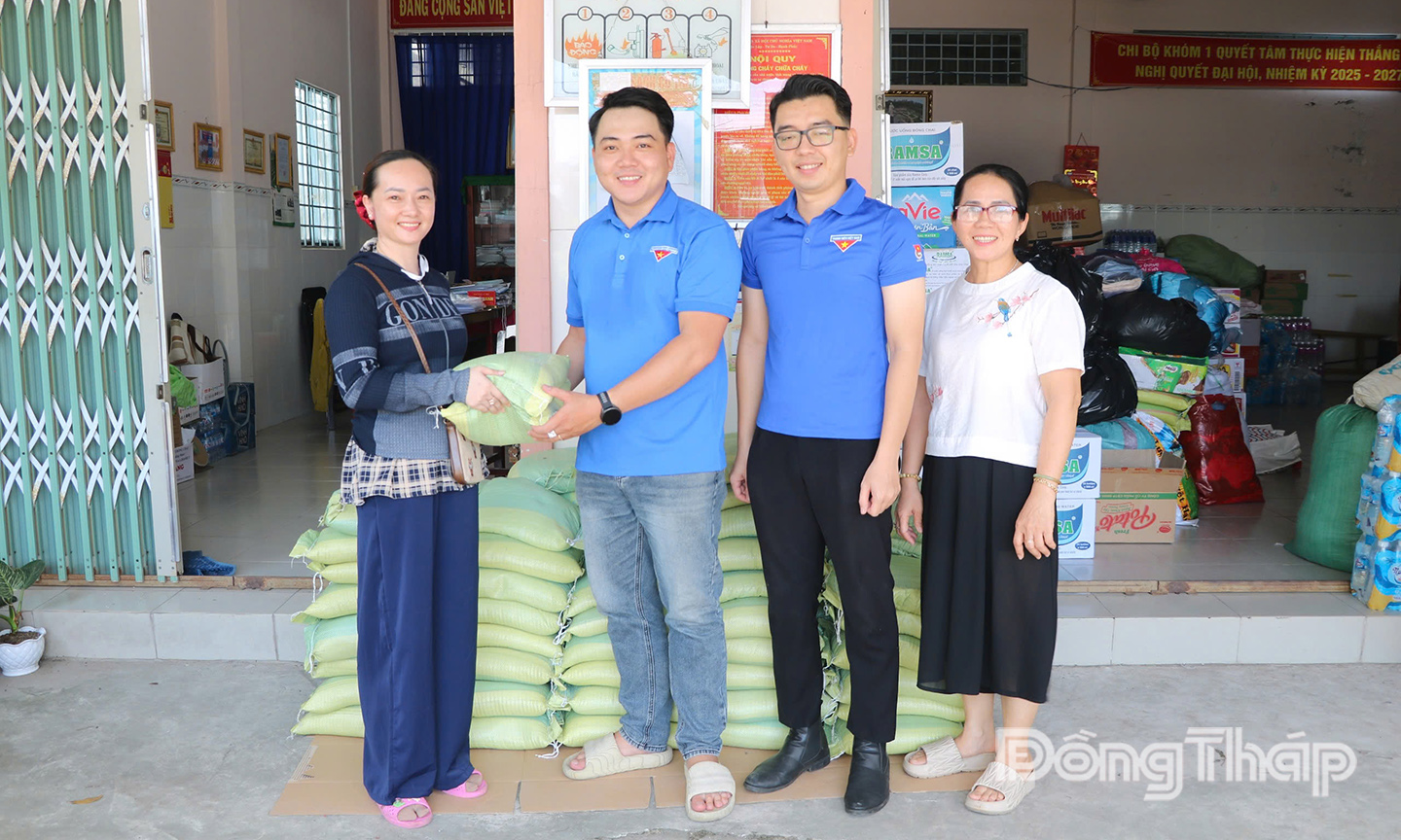 Chị Phạm Ngọc Tuyền ngụ ấp Phú Thuận, xã Tân Dương ủng hộ gạo cho phường Sa Đéc để hỗ trợ người dân ở khu vực Trung bộ bị ảnh hưởng do mưa lũ gây ra.