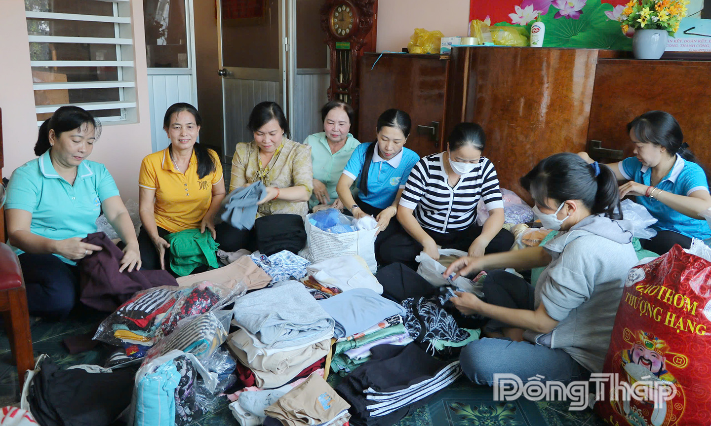 Hội Liên hiệp Phụ nữ phường Sa Đéc sắp xếp các bộ quần áo do mạnh thường quân ủng hộ để tặng cho người dân vùng lũ.