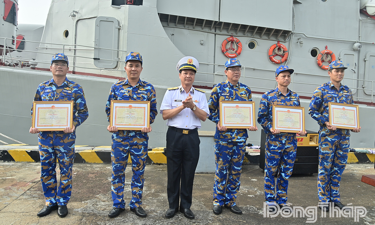 4. Đồng chí Tư lệnh Vùng trao thưởng cho các tập thể, cá nhân có thành tích tốt trong thực hiện nhiệm vụ