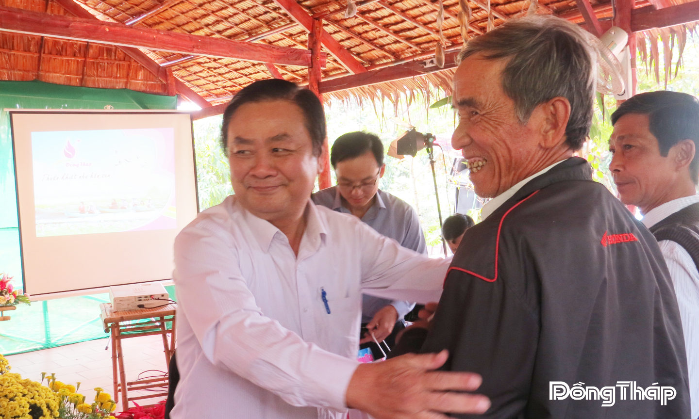 Đồng chí Lê Minh Hoan thường xuyên tham dự các buổi ra mắt Hội quán, trò chuyện thân tình và lắng nghe tâm tư của bà con nông dân.