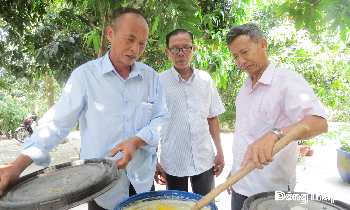 Nông dân tại Tâm Quê Hội quán (phường Cao Lãnh) thực hiện quy trình ủ phân hữu cơ bón cho xoài, giúp giảm chi phí và bảo vệ môi trường.