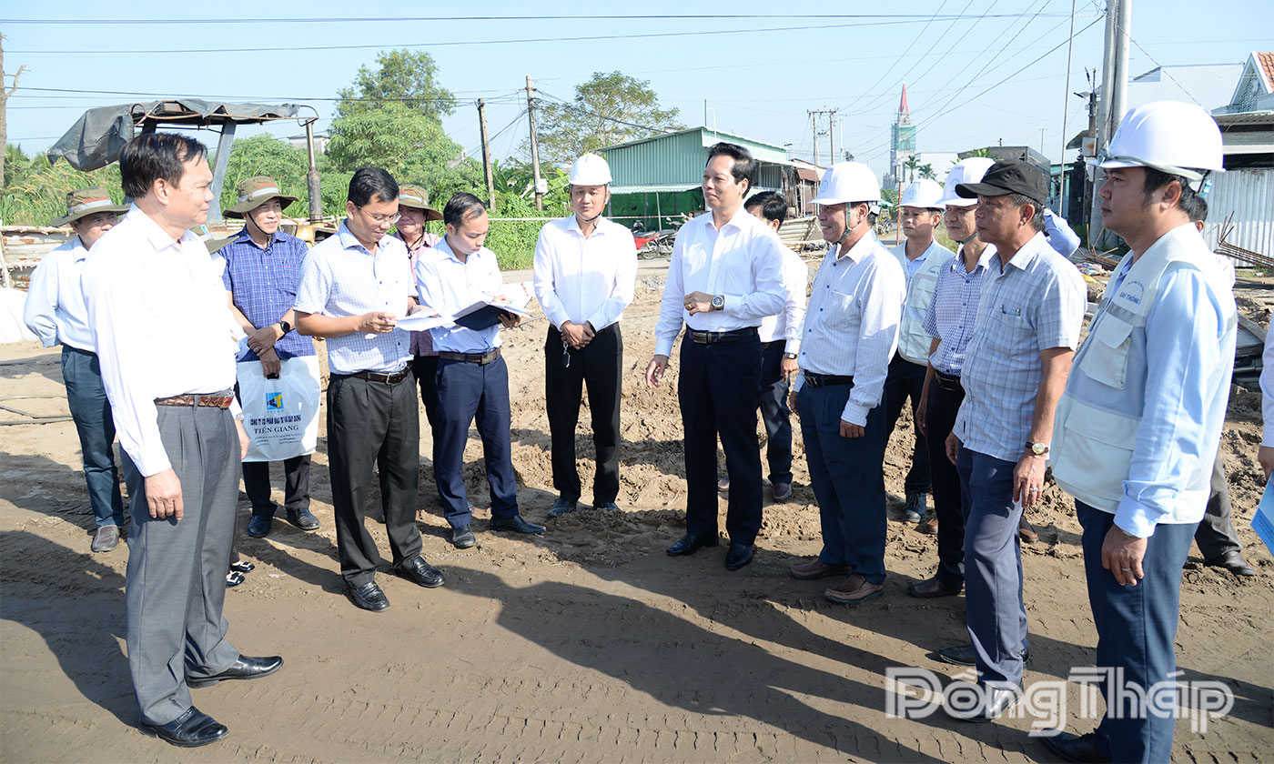 Đồng chí Nguyễn Thành Diệu khảo sát gói thầu tại cống Long Bình.