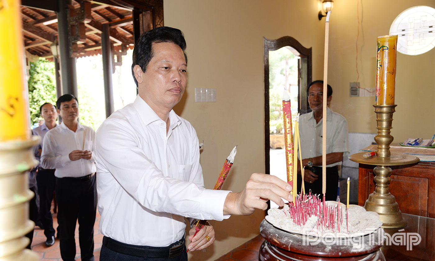 Dịp này, đồng chí Nguyễn Thành Diệu cùng Đoàn công tác đã đến thắp hương tại Đền thờ Anh hùng dân tộc Trương Định (xã Gia Thuận).