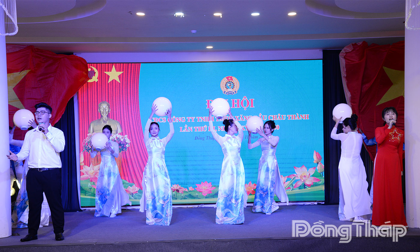 Các tiết mục văn nghệ chào mừng.