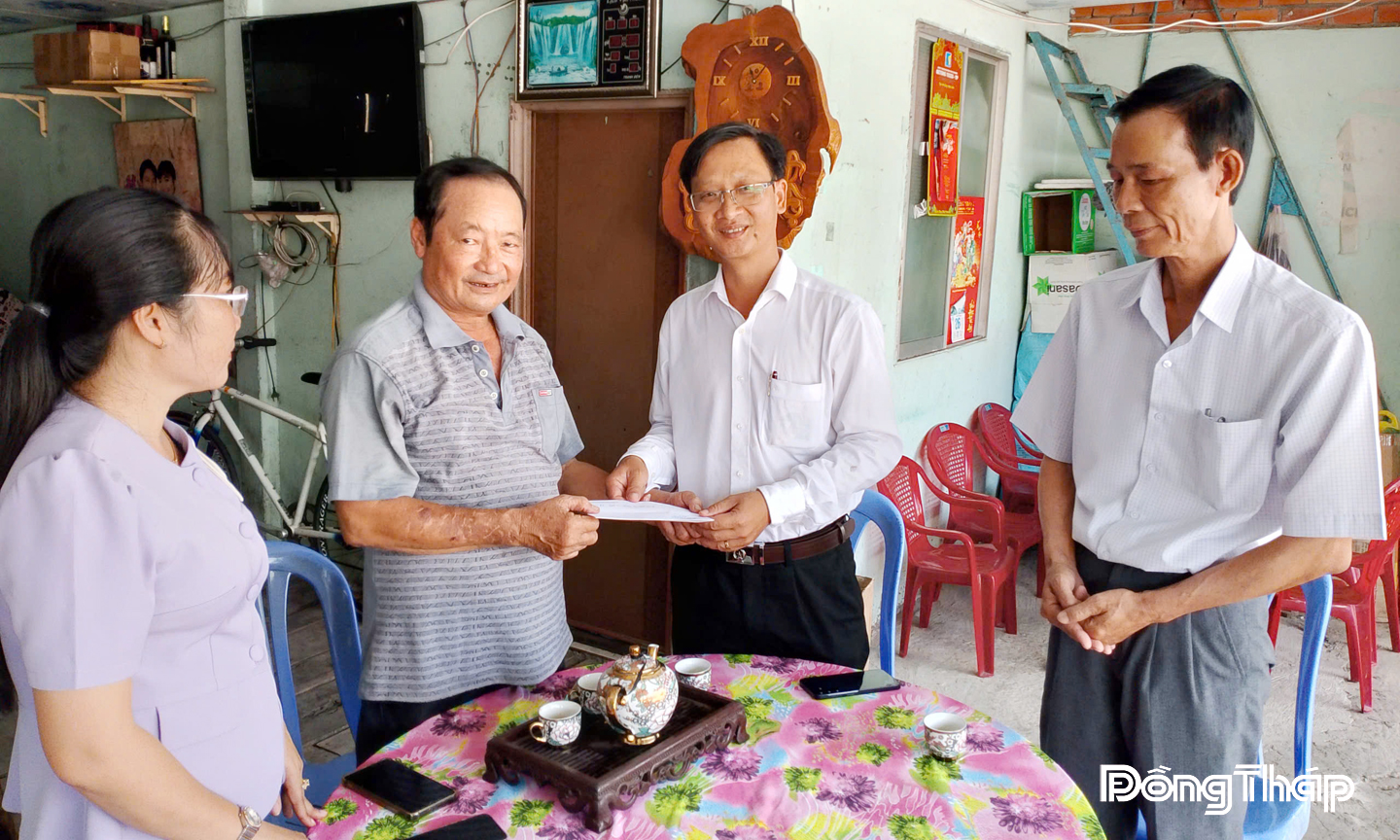Thăm gia đình chính sách trên địa bàn xã Mỹ Thành.